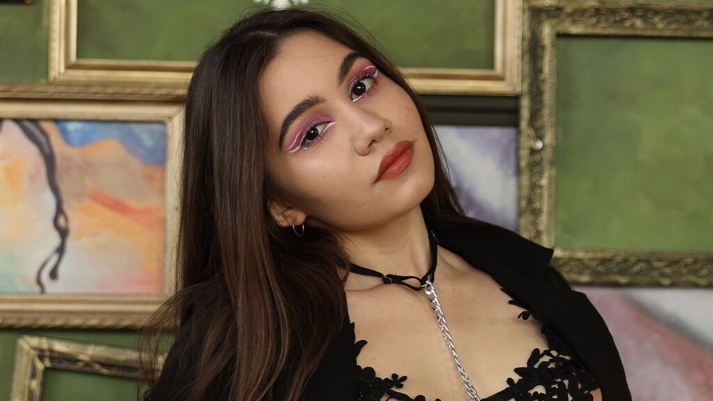 amateur webcam model roxymure shares her passionate performance