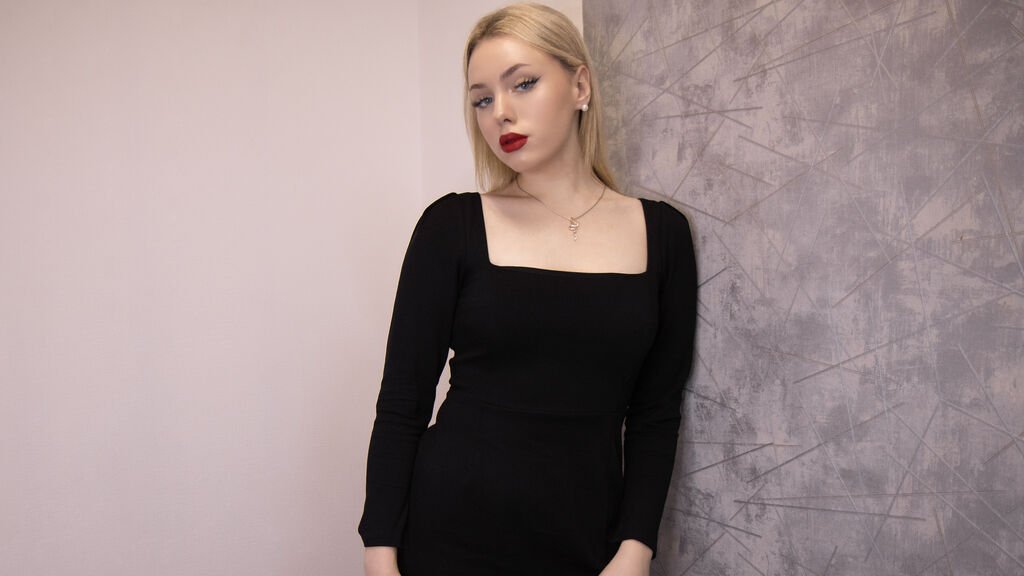 Amateur Webcam Model StellaSantoro Shares Her Unique Perspective