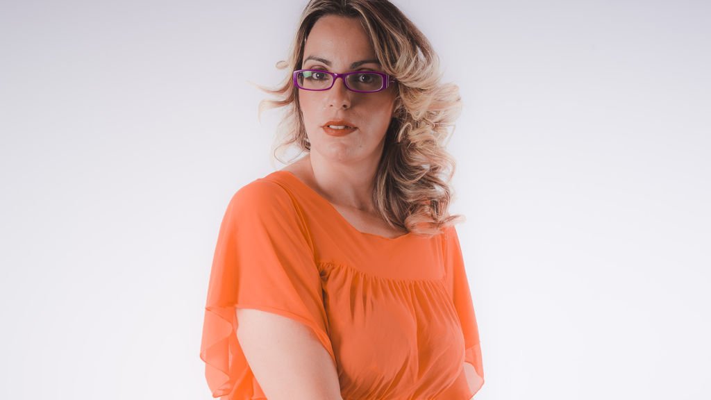 amateur webcam model takes on 10versus challenge