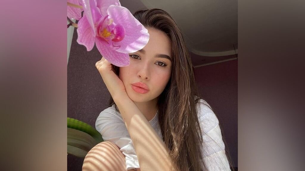 amateur webcam model valerymacduff shares her passionate performances