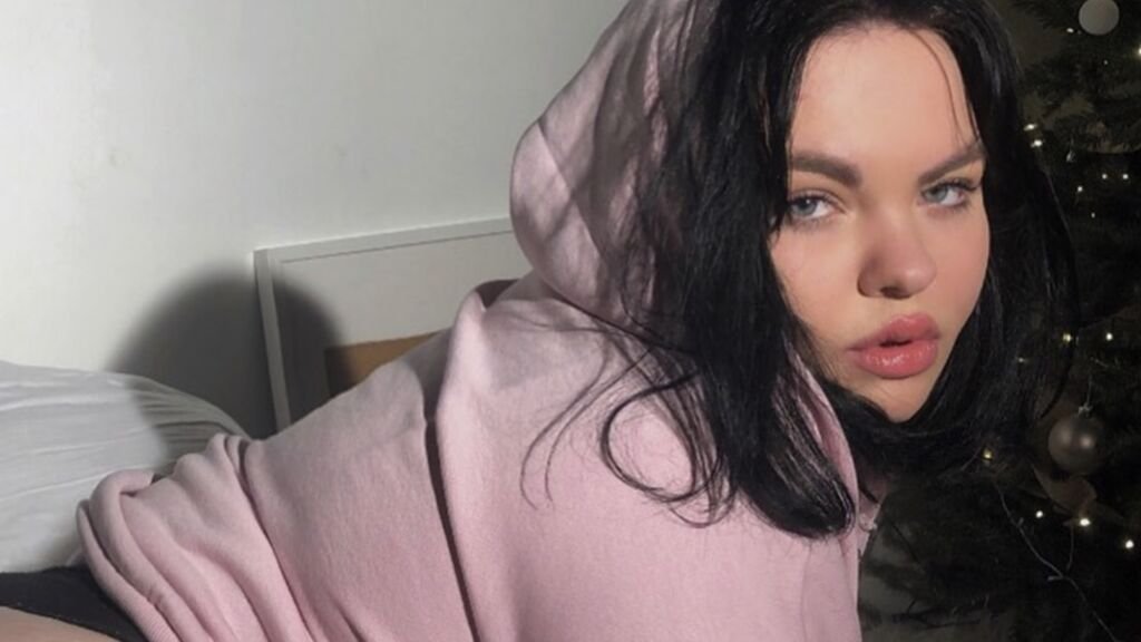 amateur webcam model victoriakarter shares her passion