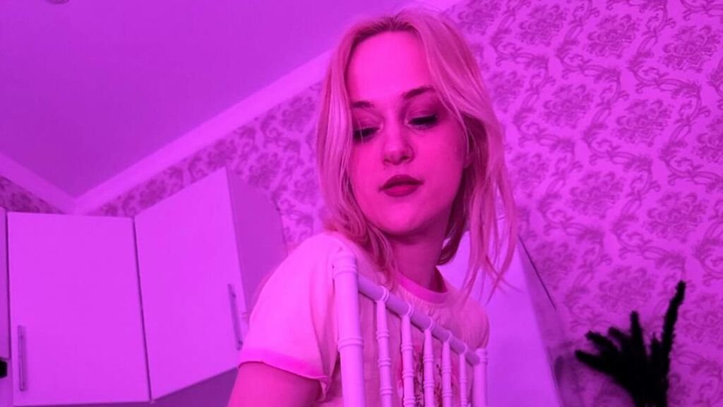 Amateur Webcam Model WhiteFlory Shares Her Passionate Performances