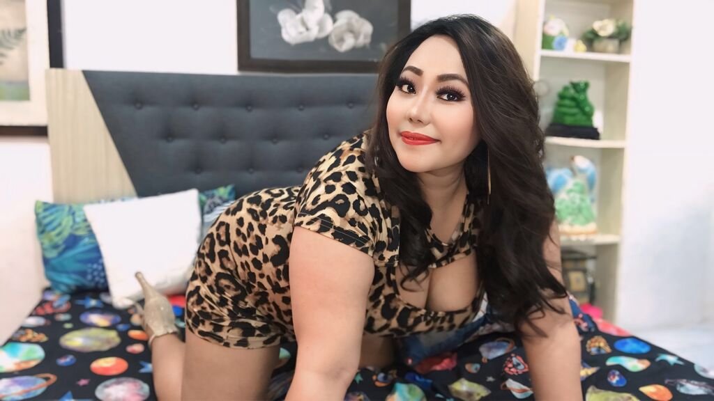 amateur webcam model yanahilton shares her passion