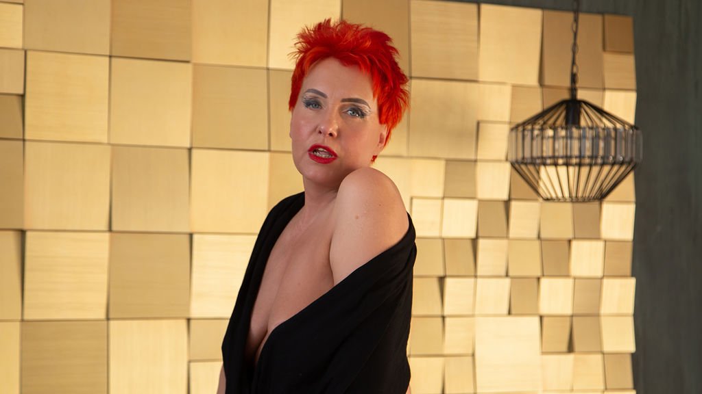 Amateur Webcam Modeling Dreams with HotDreamKaren