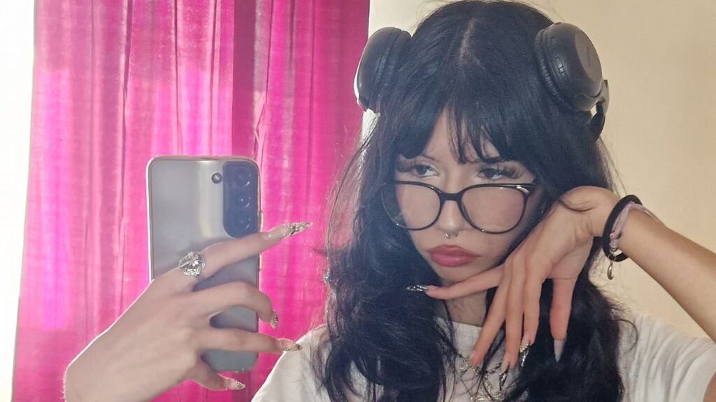 AyraCarsons Cam: Unfiltered & Fabulous AyraCarsons Cam: Unfiltered & Fabulous