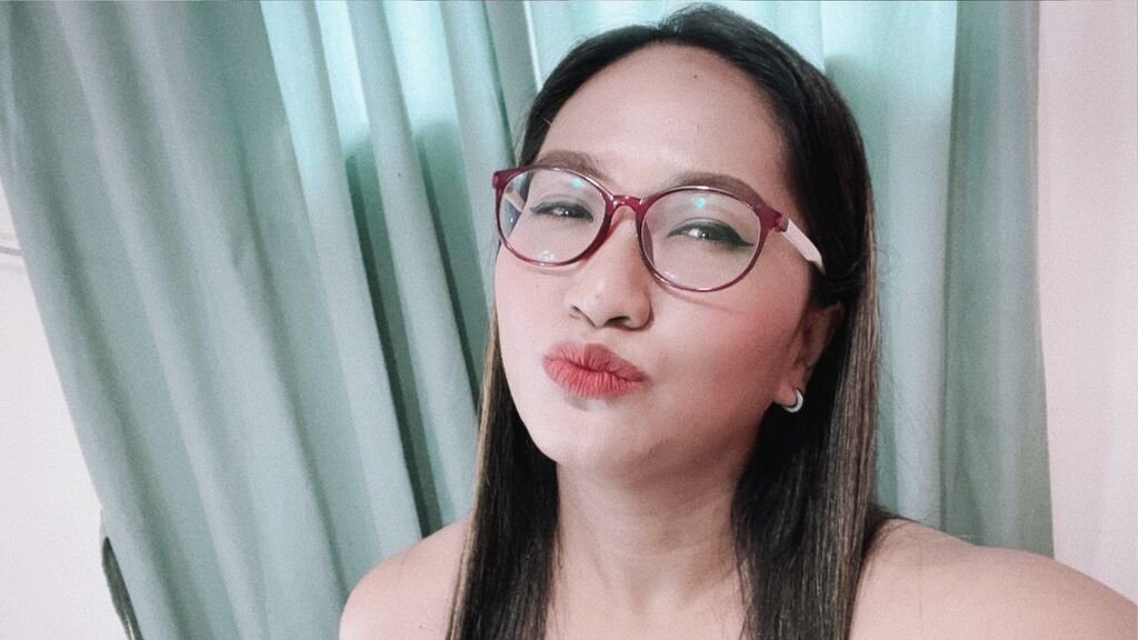 ElisaKun’s Amateur Webcam Model Adventures