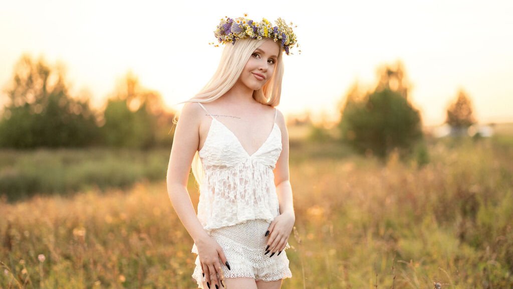 EllieFrosty’s Amateur Webcam Model Adventure