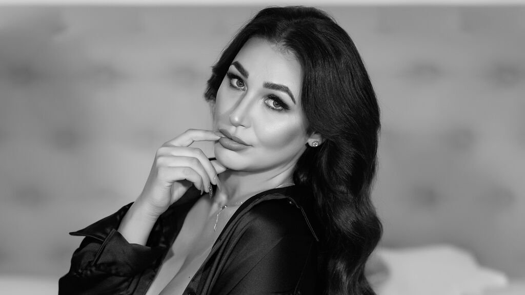 elysiarose amateur webcam model turned online sensation