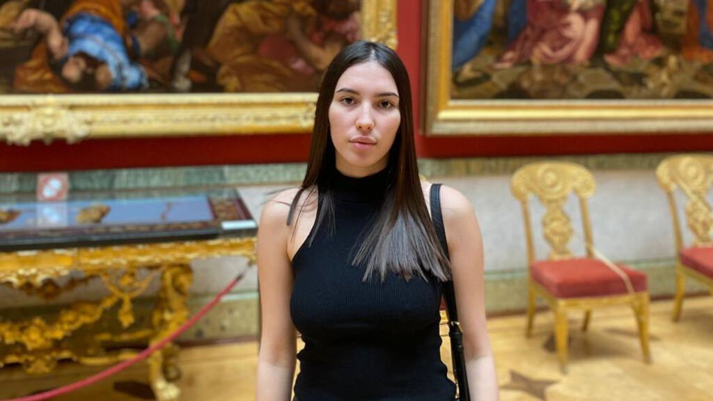 Emily Moreau: Amateur Webcam Model Turning Heads Emily Moreau: Amateur Webcam Model Turning Heads