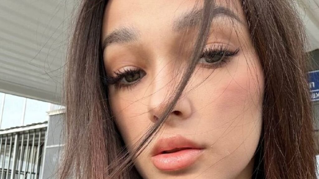 Emily Whitlet's Amateur Webcam Model Adventures Emily Whitlet’s Amateur Webcam Model Adventures