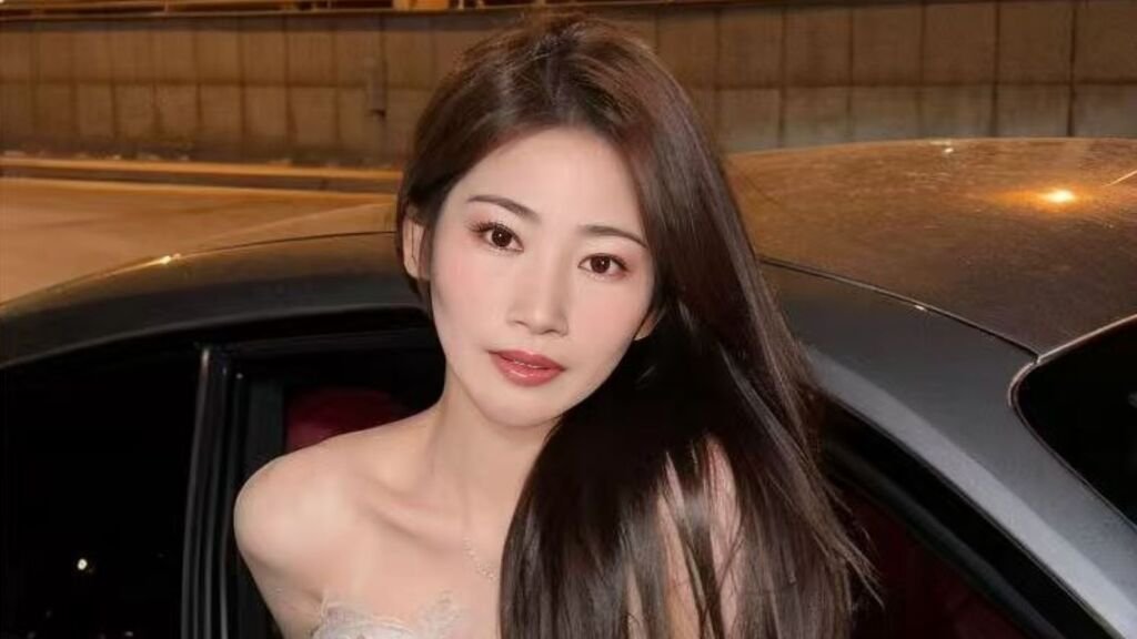 From Amateur to StranGe Webcam Model: My Unlikely Journey From Amateur to StranGe Webcam Model: My Unlikely Journey