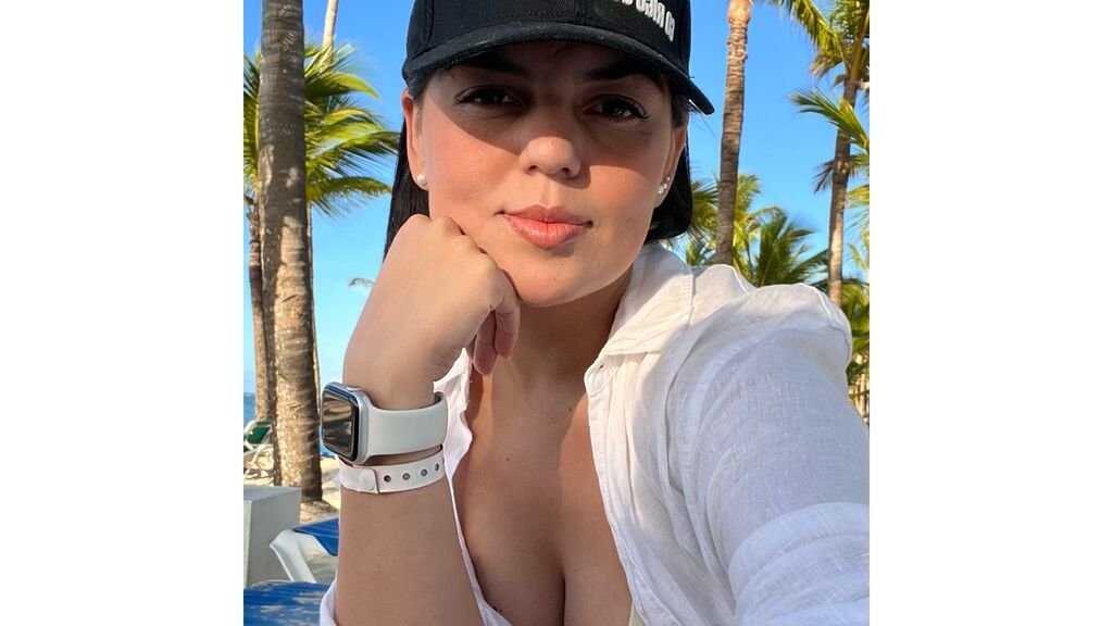 From Amateur to Webcam Model: Alana Romo's Journey