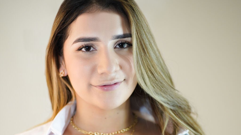 From Amateur to Webcam Model: AlejaDare's Journey From Amateur to Webcam Model: AlejaDare’s Journey