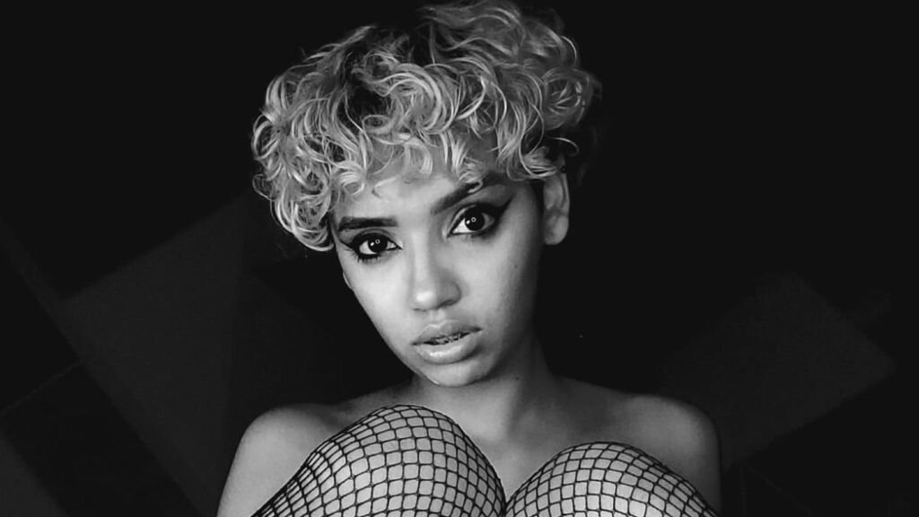 from amateur to webcam model alenesaenzs journey