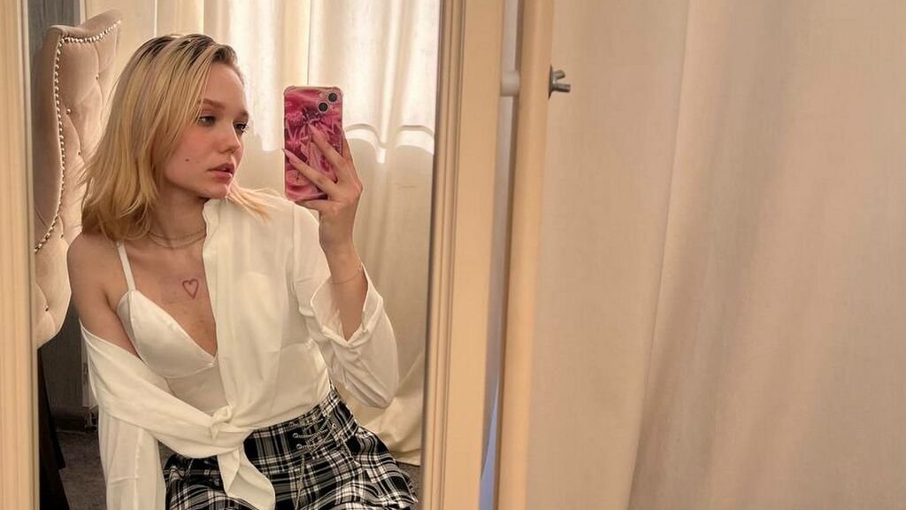 From Amateur to Webcam Model: Alison Taylor's Journey From Amateur to Webcam Model: Alison Taylor’s Journey