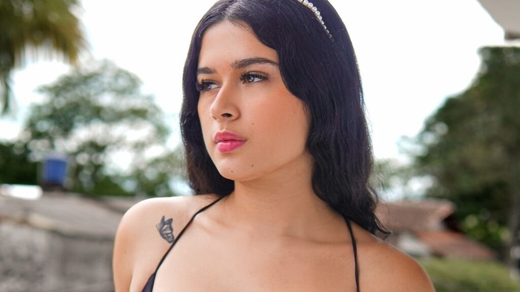 From Amateur to Webcam Model: AriadnaSol’s Journey