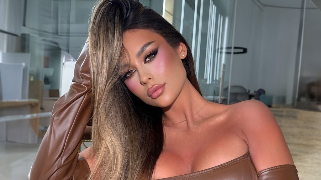 From Amateur to Webcam Model: AyannaNur's Journey