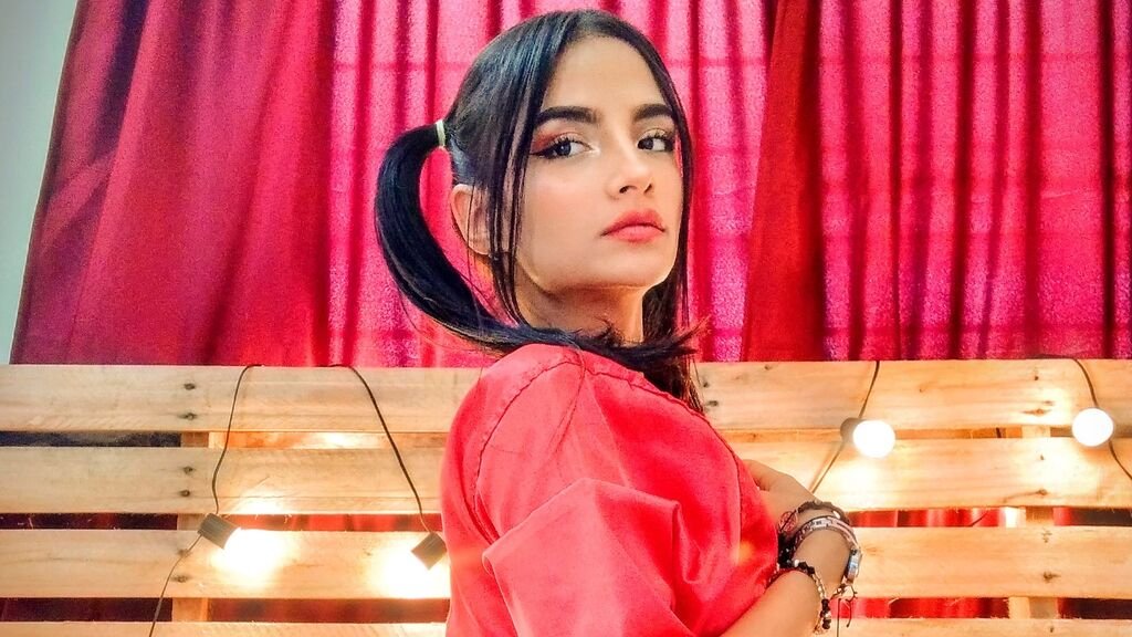 From Amateur to Webcam Model: CharlottHill’s Unlikely Journey