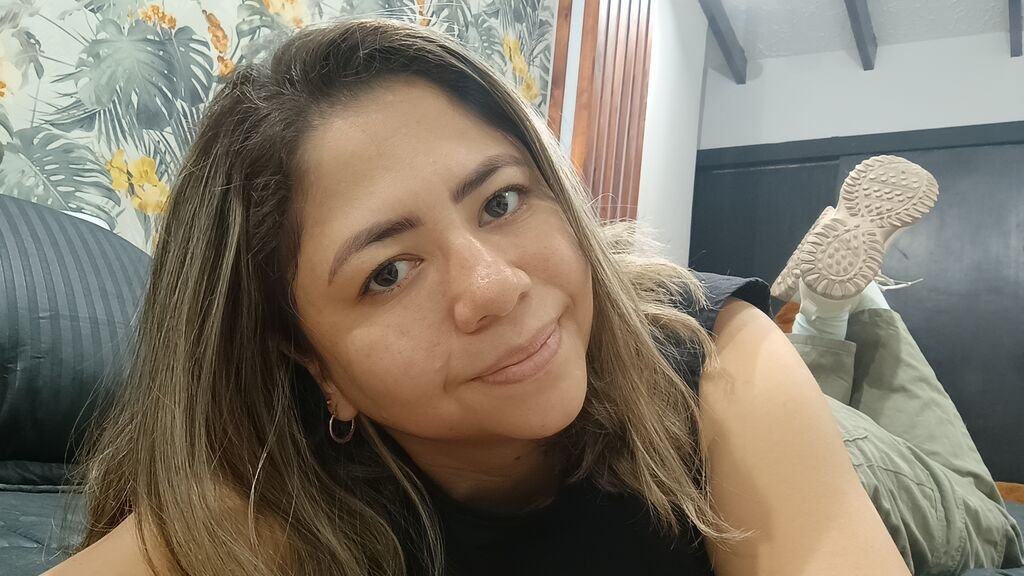 From Amateur to Webcam Model: DanaBrens' Journey From Amateur to Webcam Model: DanaBrens’ Journey