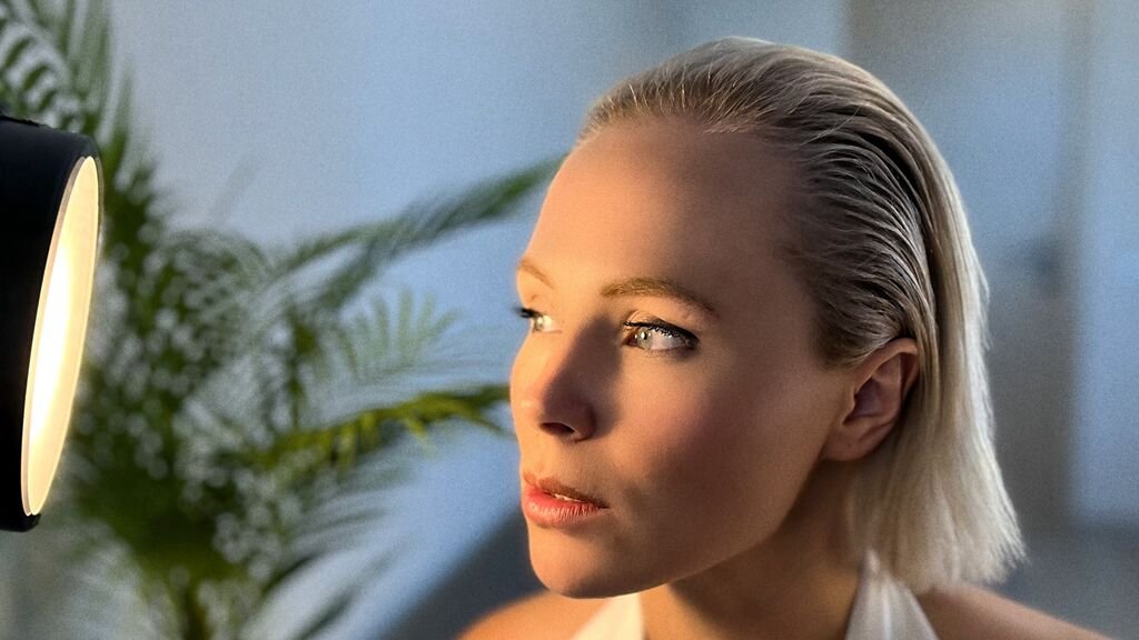 From Amateur to Webcam Model: DaphneBirtch’s Journey