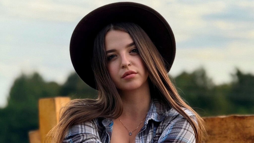 From Amateur to Webcam Model: ElizabethBront's Journey From Amateur to Webcam Model: ElizabethBront’s Journey