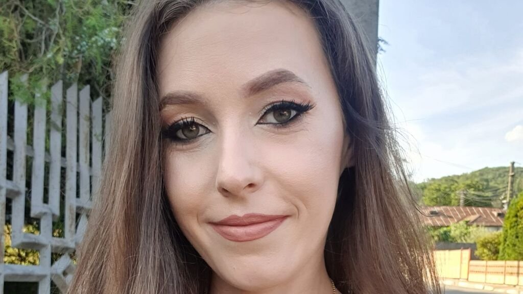 From Amateur to Webcam Model: LauraMercks’ Journey