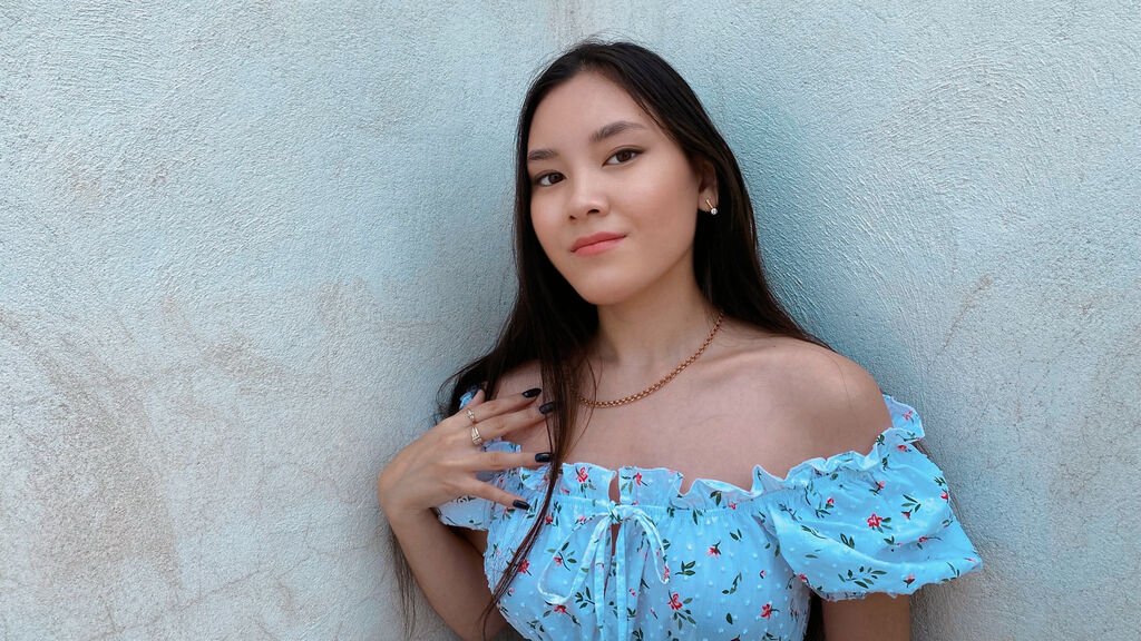 From Amateur to Webcam Model: LianaTui’s Journey