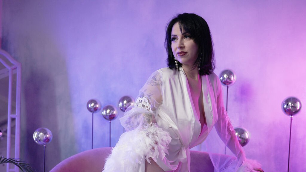 From Amateur to Webcam Model: LilyConor’s Journey