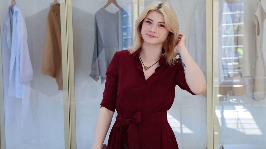 From Amateur to Webcam Model: LizziePortmann’s Journey