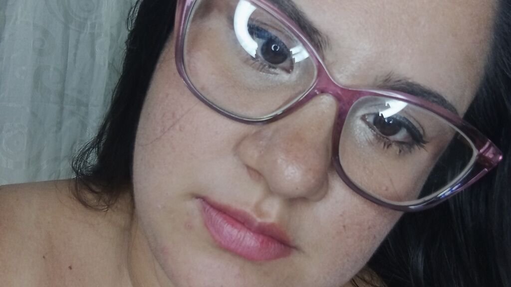 From Amateur to Webcam Model: LucianaMas’ Journey