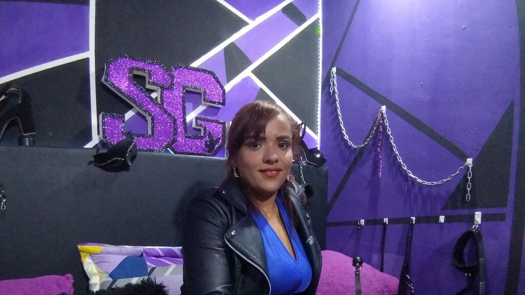 From Amateur to Webcam Model MarilynMuler: A Journey of Self-Discovery