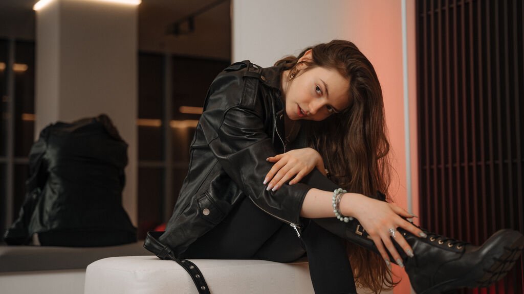 From Amateur to Webcam Model: My Journey as HarleyQuense