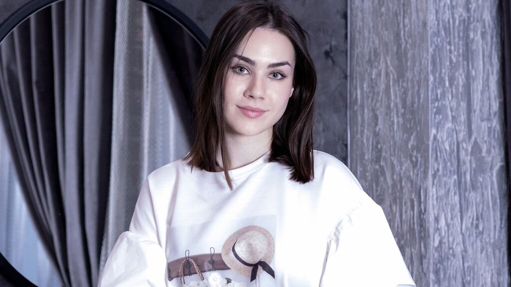 From Amateur to Webcam Model: My Journey on MayaWalkers