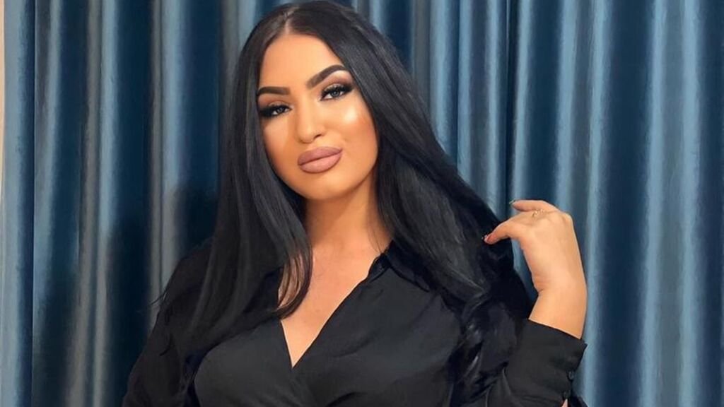 From Amateur to Webcam Model: My Journey with AmaCollin From Amateur to Webcam Model: My Journey with AmaCollin