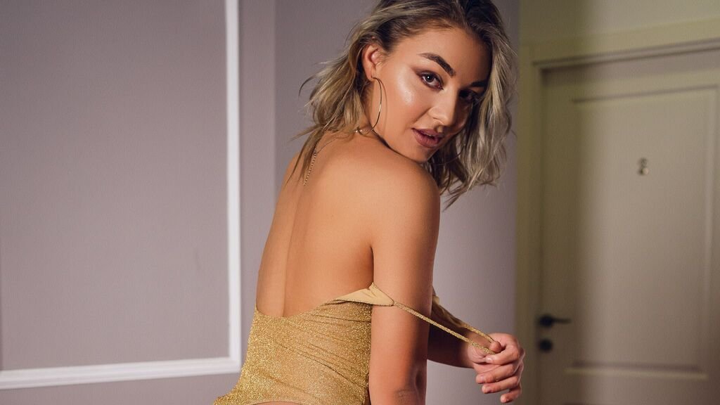 From Amateur to Webcam Model: My Journey with Carrie Brice