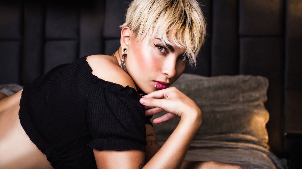 From Amateur to Webcam Model: My Journey with Cloe Sulivan From Amateur to Webcam Model: My Journey with Cloe Sulivan