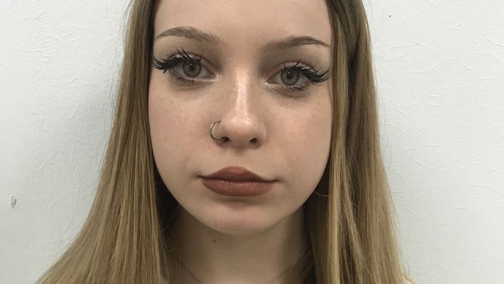 From Amateur to Webcam Model: My Journey with DoraGines From Amateur to Webcam Model: My Journey with DoraGines