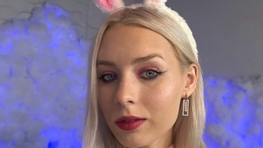 from amateur to webcam model my journey with dorajuces