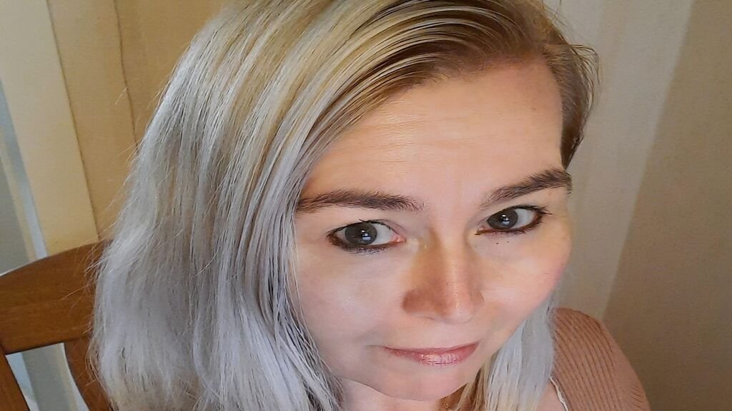 From Amateur to Webcam Model: My Journey with EllenVanHoven