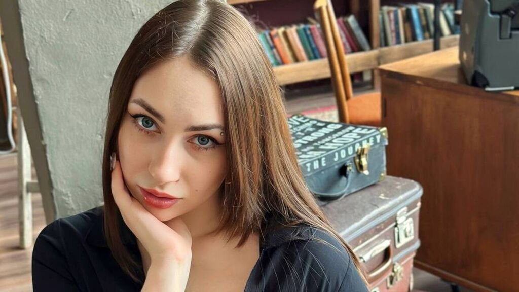 From Amateur to Webcam Model: My Journey with EmiLean From Amateur to Webcam Model: My Journey with EmiLean