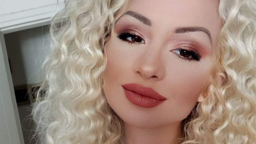 From Amateur to Webcam Model: My Journey with EvonaEilish From Amateur to Webcam Model: My Journey with EvonaEilish