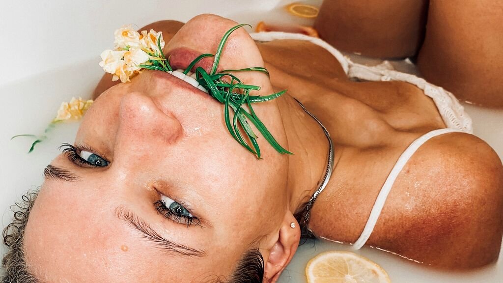 From Amateur to Webcam Model: My Journey with JustHolly