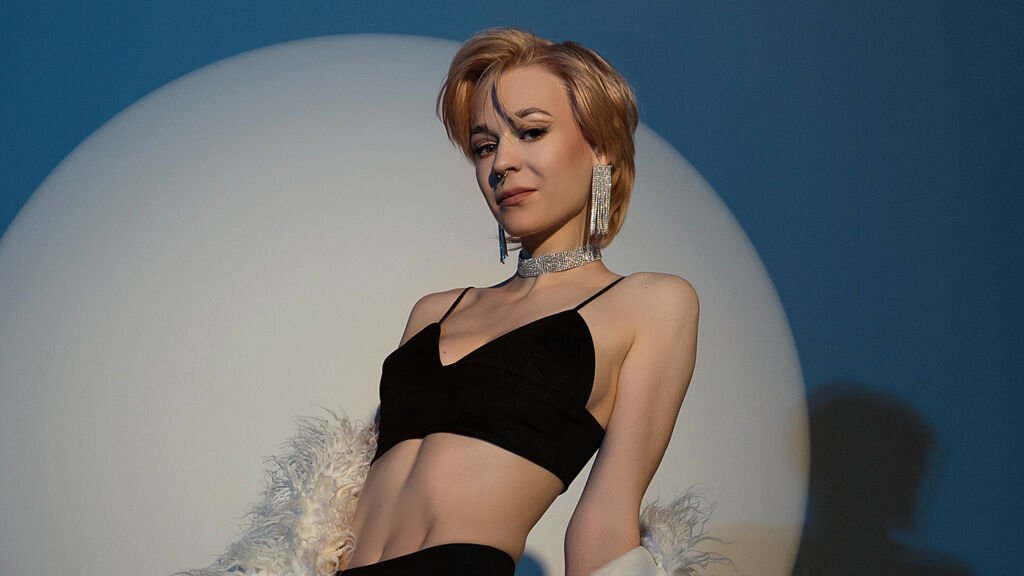 From Amateur to Webcam Model: My Journey with LilyKings