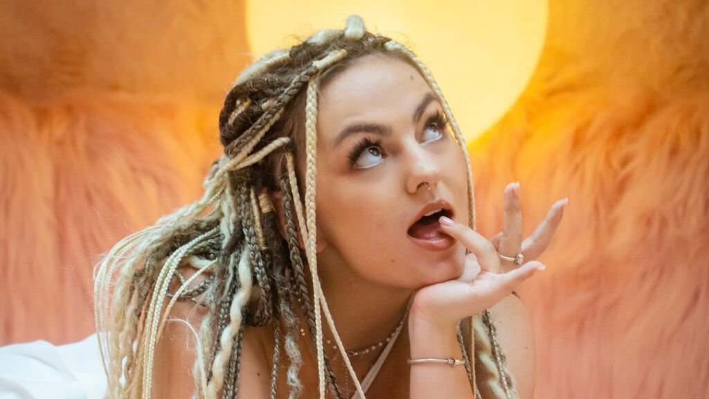 From Amateur to Webcam Model: My Journey with LollyMur From Amateur to Webcam Model: My Journey with LollyMur