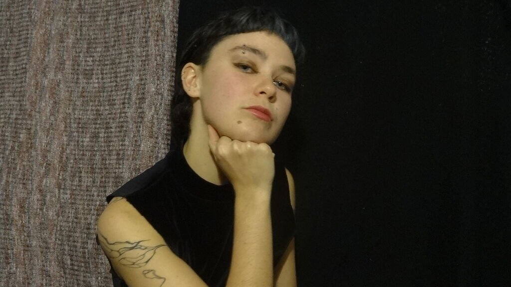 From Amateur to Webcam Model: My Journey with LuloVika