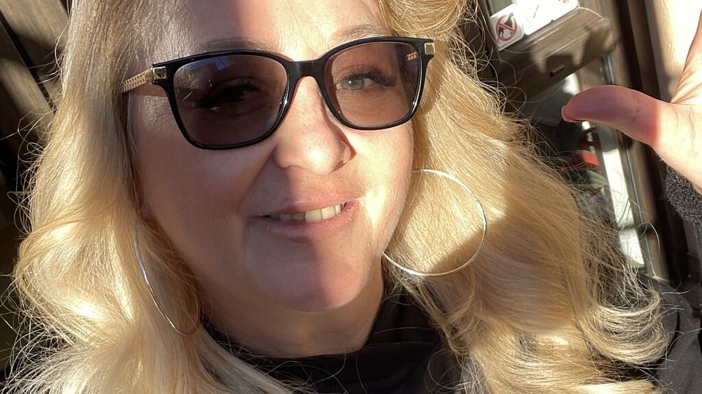 from amateur to webcam model my journey with minalesco