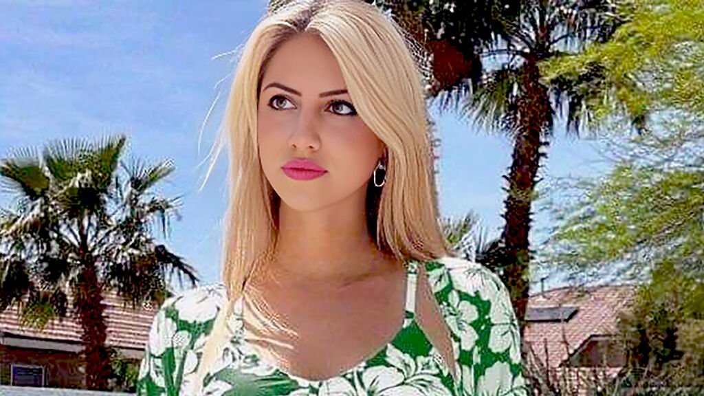 From Amateur to Webcam Model: My Journey with MonroeMonicue