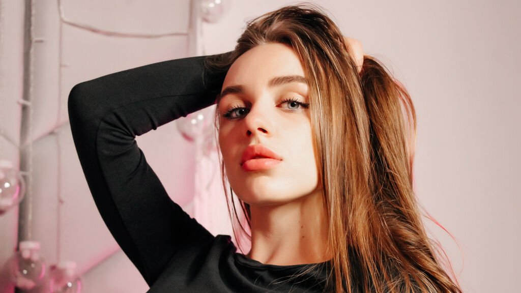 From Amateur to Webcam Model: My Journey with SaraCros From Amateur to Webcam Model: My Journey with SaraCros