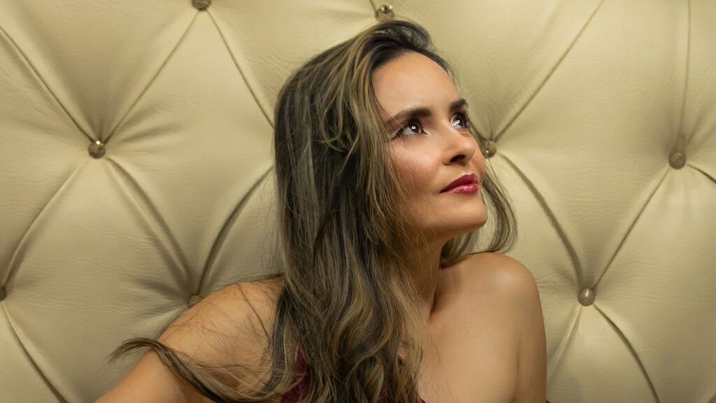 From Amateur to Webcam Model: Nini Cooper's Journey From Amateur to Webcam Model: Nini Cooper’s Journey