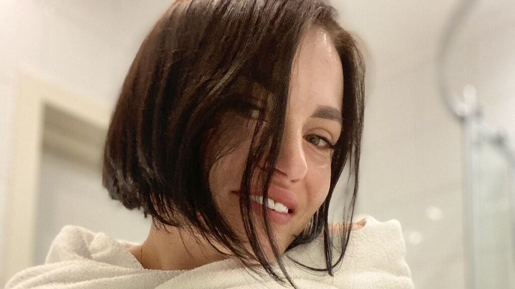 From Amateur to Webcam Model: Pestka's Journey From Amateur to Webcam Model: Pestka’s Journey